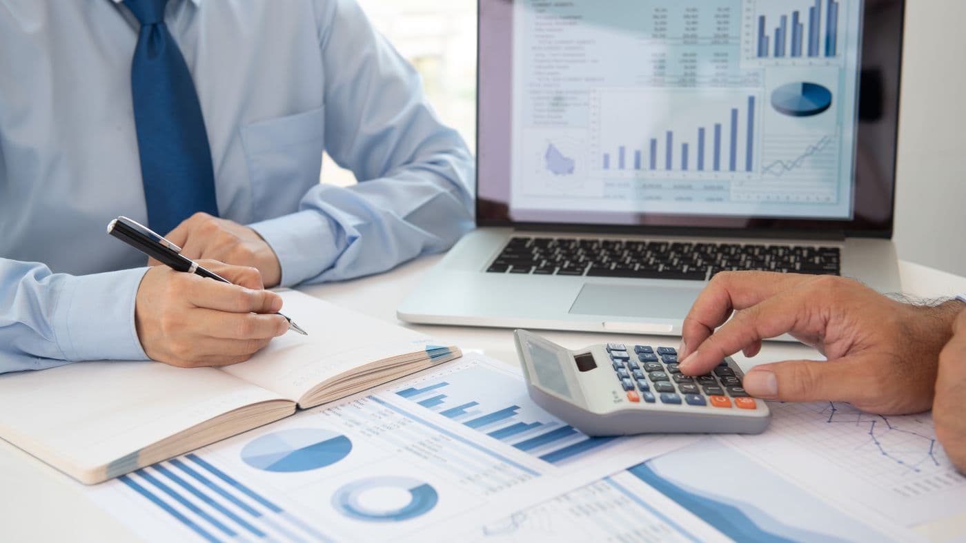 Experts du cabinet Valorhel Consulting en séance d'analyse et de conseil