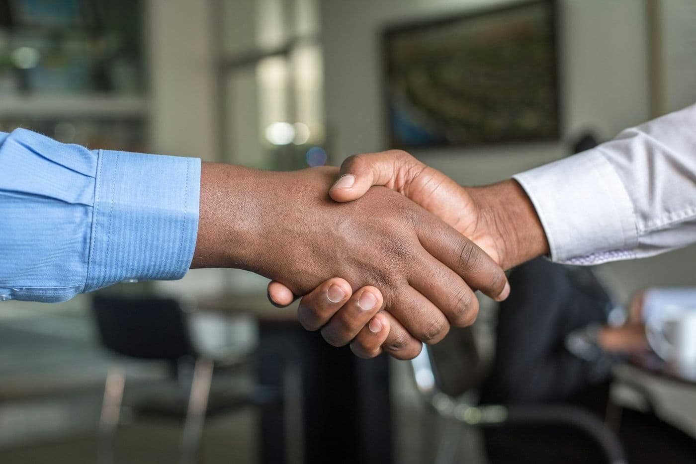 Poignée de main : la confiance et l'engagement au cœur des valeurs de Valorhel Consulting