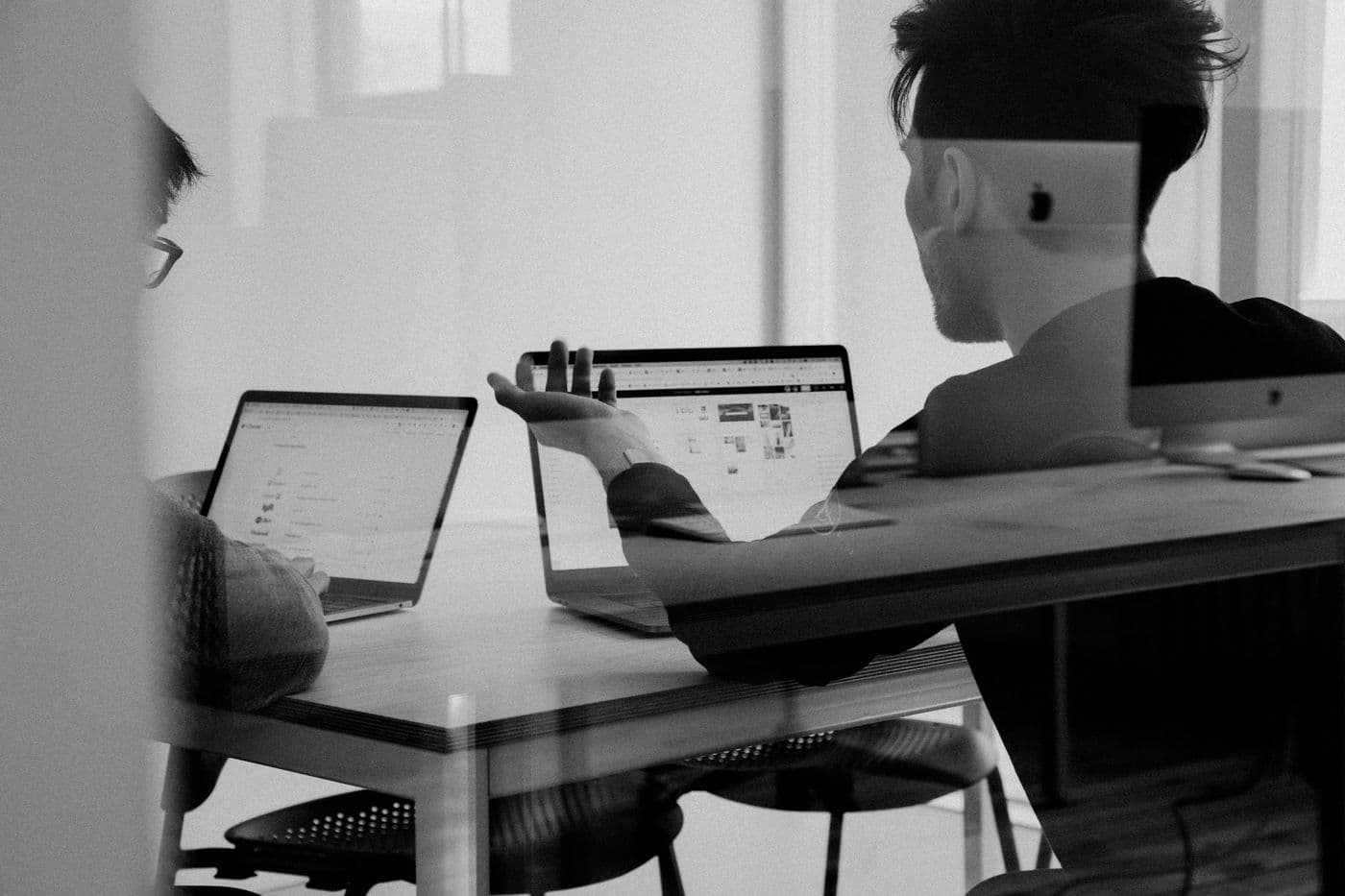 Consultants au travail dans les multiples secteurs d'activités couverts par Valorhel Consulting